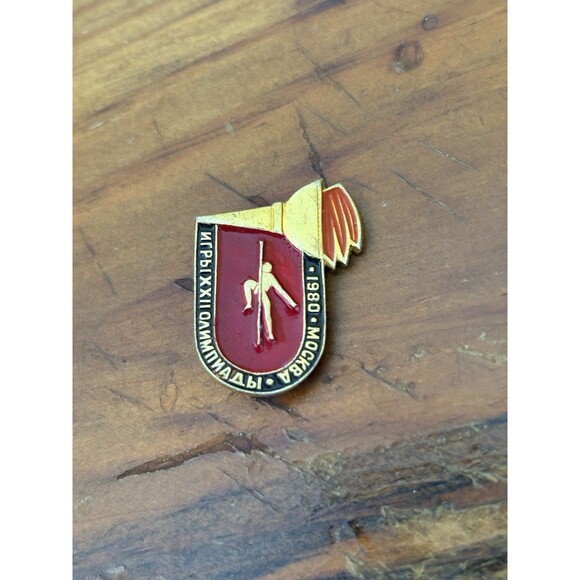 Vintage Gold Tone 1980 Olympics Badge Soviet Union Moscow Russia USSR Historic - Picture 1 of 8